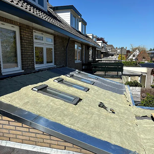 Substraatlaag ligt klaar op het dak, voor het sedum erop gaat